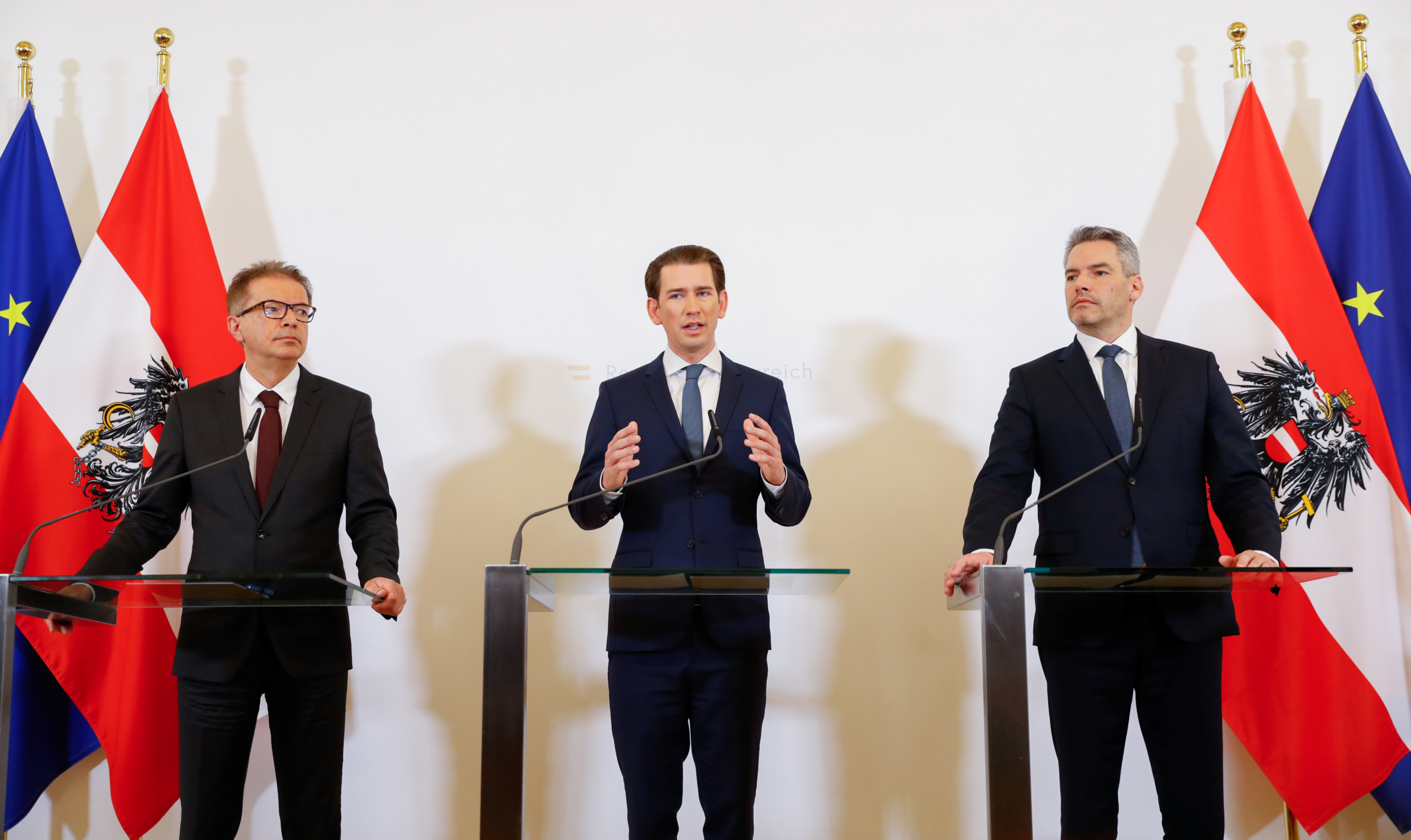 Der österreichische Bundeskanzler Sebastian Kurz, Innenminister Karl Nehammer und Gesundheitsminister Rudolf Anschober auf einen Podium.