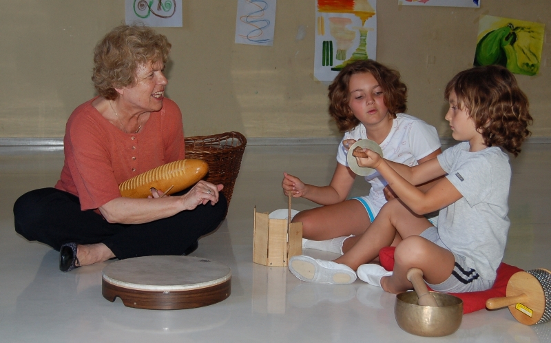Eleonore Witoszynskyj beim Rhythmikunterricht mit Kindern (im Gardetrakt Schönbrunn) Foto: Irmgard Bankl