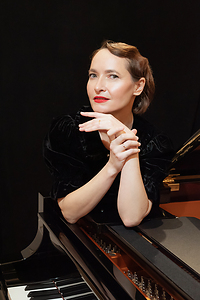 Elena Larina, Pianistin