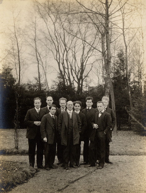 Foto von Arnold Schönberg mit Wiener Schülern 
Leipzig, 1914
Foto: Alban Berg
© Arnold Schönberg Center, Wien
